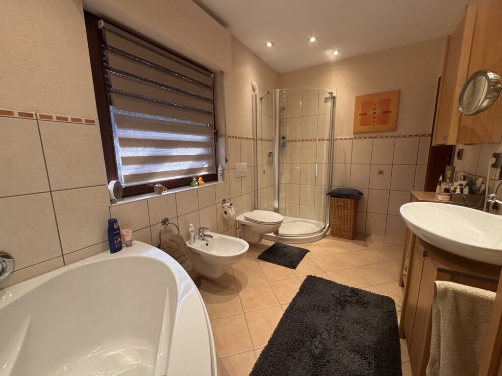 Bad mit Badewanne und Dusche