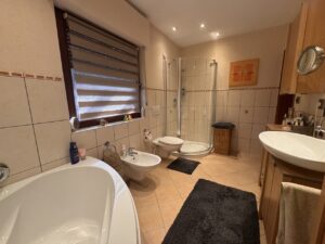 Bad mit Badewanne und Dusche