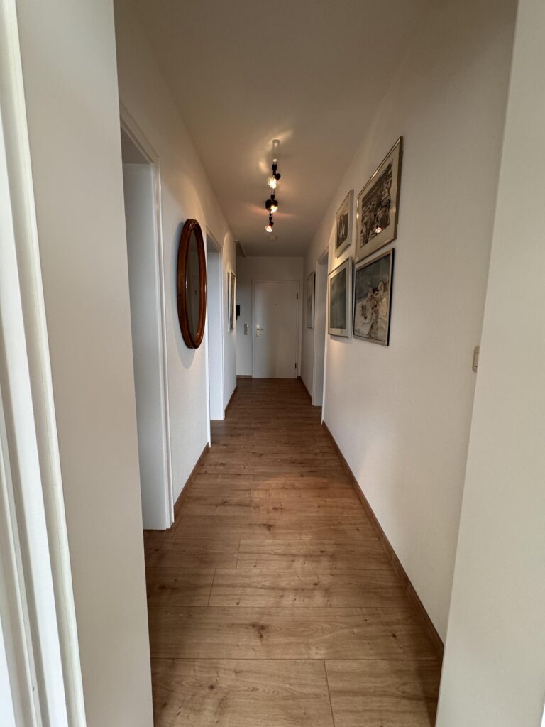 Flur mit Blick Eingangstür