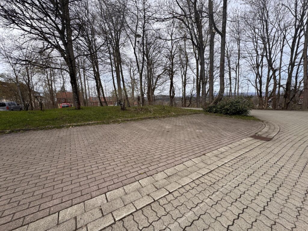 Öffentliche Parkplätze am Haus
